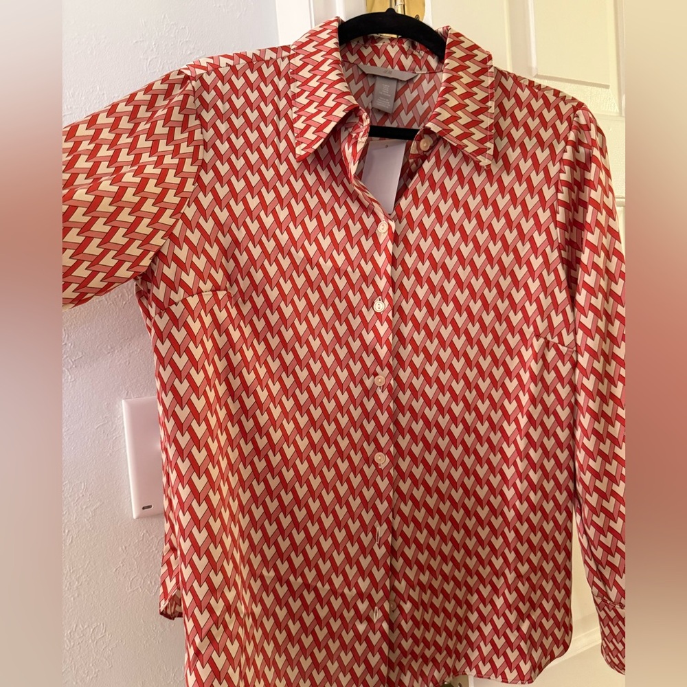 H&M!Red and cream women’s shirt w/large pointed collar and long cuffed sleeve